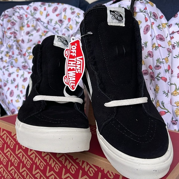 Vans Men’s Sk8-Hi
Cozy Hug Black
VN0A7Q5NBLK
Sneakers - Picture 7 of 16